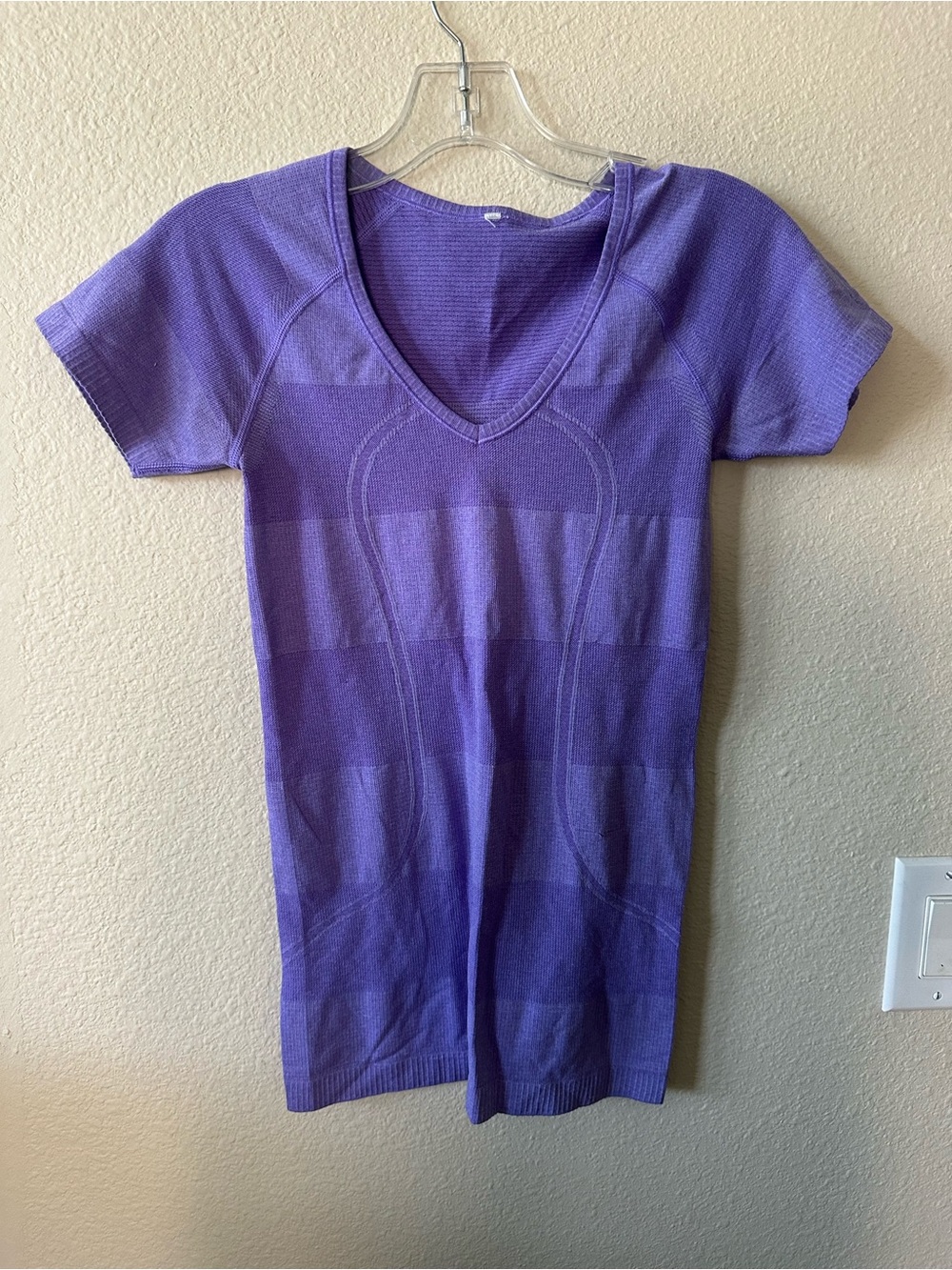 Lululemon purple V-Neck Short Sleeve Women’s Top size 4/pre-owned 1432
